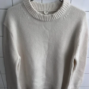 Cream Knit Sweater by ARKET - Krämvit stickad tröja från Arket i ull- och polyamidblandning. Storlek XS, passar även S bra.