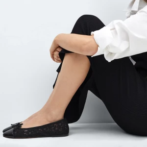 Svarta Ballerina Mango - Svarta ballerina från Mango 🌸Nya med prislapp kvar, säljer då de inte passade. Strl 37 Nypris 509kr