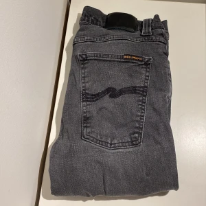 Nudie Grim Tim  - Nudie Grim Tim, (Står W34 men passar W29, Står L34 men passar L33) Säljes i bra skick, liten skada ovanför skrevet men kan lämnas in gratis på Nudies egna butik (Se bild 5) Kom dm för funderingar. Nypris 1500kr, Mitt pris 249kr. Pris kan diskuteras vid snabbaffär.