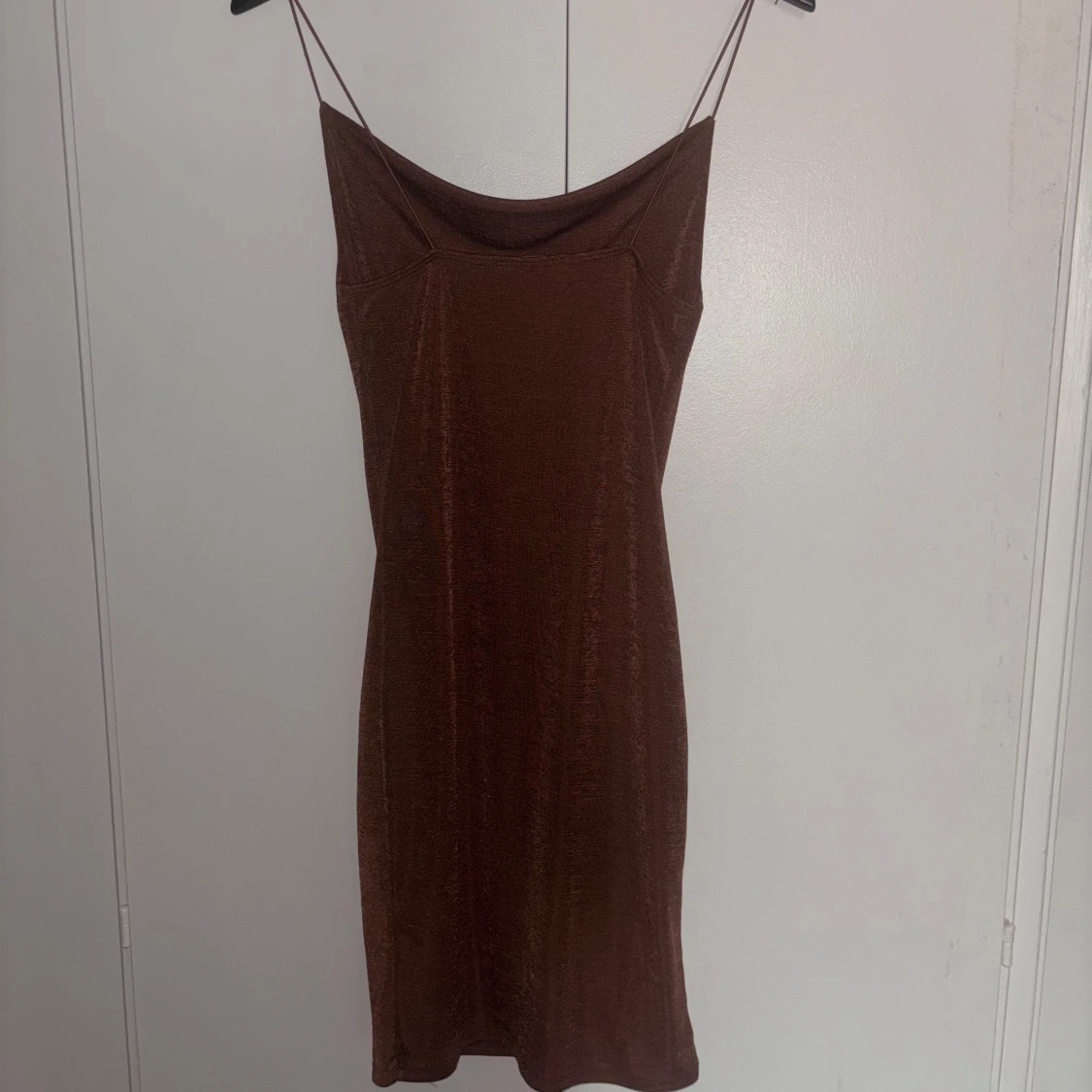 Brun kort klänning med tunna axelband - 1
