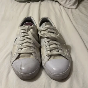 Vita sneakers från Polo Ralph Lauren - Säljer ett par schyssta Ralph lauren skor, Skicket 7/10 sällan använda men lite smuts iga. Går att tvätta bort enkelt! Priset är ej hugget i sten! Perfekt för en schyst och stilren look 