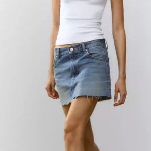 Lågmidjad jeanskjol Zara - Säljer denna skitsnygga lågmidjade kjolen från Zara. Aldrig använd och prislappen är kvar💕