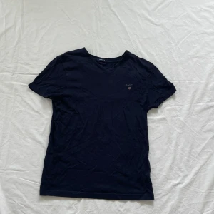 T-shirt - GANT mörkblå t-shirt. Storlek S