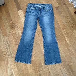 Blåa jeans - Supersnygga midrise flare jeans i färgen blå! Vintage och går inte att få tag på längre! Storlek 29 midja: 38 cm, midjehöjd: 21 cm, innerben: 70 cm