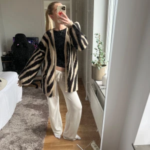 Zebra kofta - Så snygg och mjuk kofta men längre och vidare ärmar😍