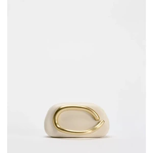 Clutch från Zara - Intressekonflikt på en supersnygg Clutch med ett medföljande axelband. Den är cremevit med guldig detalj, endast använd 1 gång på min bal i juni💞 Så fin, som ny. Nypris 559kr☺️ Från Zara