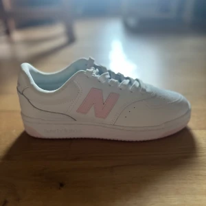 New Balance rosa BB W 80 - Super snygga New Balance i helt nytt skick. Hör av dig gärna innan köp🤍🩷