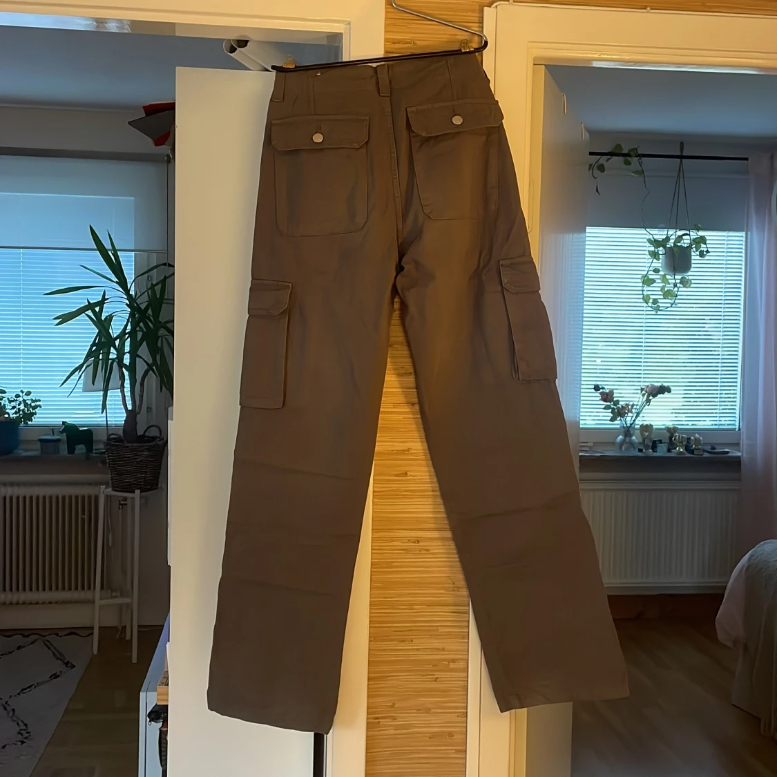 Grå cargobyxor med raka ben - 1