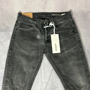 Dondup George jeans - Dondup George jeans storlek 31. Jeansen är i fint skick och använda fåtal gånger.