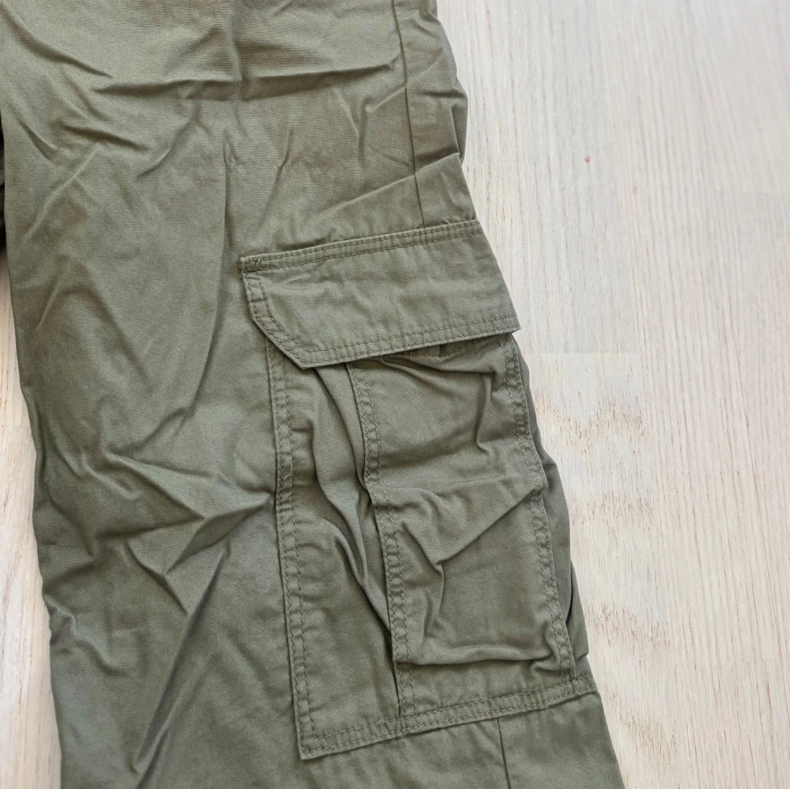 Olivgröna cargobyxor från H&M - 4