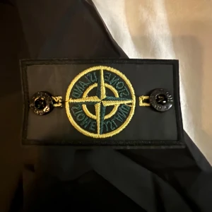 Svart Stone Island vindjacka - Säljer en svart vindjacka från Stone Island. Perfekt för hösten. Den säljs då den inte passade mig. Köpt på plick. Jackfickornas dragkedja fungerar inte. 