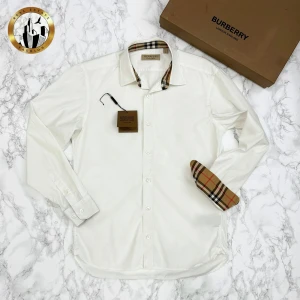 Burberry Skjorta S - Vit Burberry skjorta i storlek S i mycket bra skick. Det tillkommer även original förpackning och tagg. Skjortan är självklart äkta. Är du osäker på äkthet hänvisar jag gärna till bra källor/guider. Tveka inte på att höra av dig för fler frågor eller vid minsta fundering! Skick: 9/10