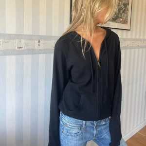 Davida zip up hoodie  - Säljer Davida hoodie i zip up modell! Den är i 100% Kashmir och varsamt använd. Super bekväm och varm, perfekt stor för att ha något under också❤️‍🔥