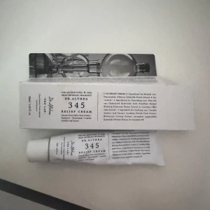 Dr. Althea 345 Relief Cream - Dr. Althea 345 Relief Cream är en ansiktskräm i vit tub på 50 ml. Krämen innehåller bland annat niacinamid, hibiskus, hyaluronsyra och centella asiatica. Passar alla hudtyper och är fri från artificiella dofter. Tuben är vit med svart text och minimalistisk design.