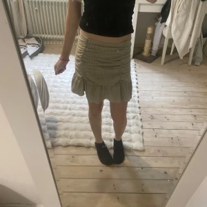 Beige randig kjol med volang från Gina Tricot - Supersöt beige kjol från Gina Tricot i randigt mönster. Råka ta bild fel men be om mer bilder om det behövs💗