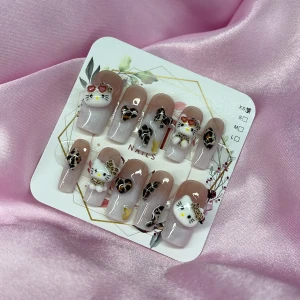 Leoboo (XS);Medium Square - Gelé press on-naglar i nude med 3D Hello Kitty-detaljer och leopardmönstrade hjärtan. Långa, fyrkantiga tippar med glansig finish. Perfekt för dig som vill ha unika och söta naglar med extra attityd. Kommer i storlek XS: 14 mm, 11 mm, 11,5 mm, 10 mm, 8 mm  