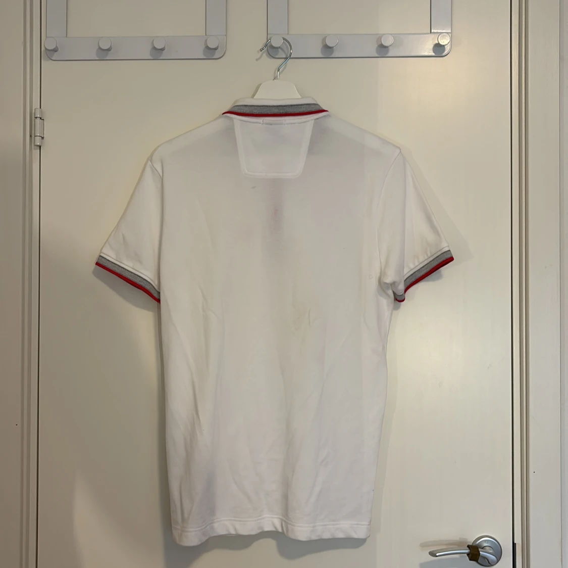 Vit BOSS pikétröja med röd logga - 1