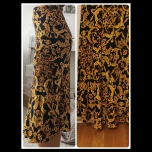 H&m mid kjol gul svart xs  - Säljer min H&M-kjol i klassisk barockmönster (svart och gul). Använd endast två gånder Midilång kjol i storlek 34 (XS).