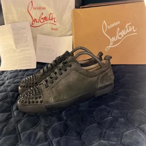 Louboutin sneakers  - Hej! Säljer dessa riktigt snygga Christian Louboutin skor i en mörkgrön färg! Dessa är 100% äkta vilket jag står för samt har kvitto för att bevisa! Skorna är i ett mycket fint skick och är endast smått slitna vid undersulan! Dessa är enligt mig en av dom perfekta skorna till sommaren nu! Säljer till ett väldigt rimligt och bra pris med tanke på skicket och nypriset som är 10000kr! Skriv vid minsta intresse av köp eller förslag på byten Mvh Oscar