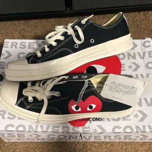 Converse x Comme des Garçons sneakers - Svarta Converse sneakers i samarbete med Comme des Garçons, helt oanvända då dom är för stora för mig. Perfekt sko som sticker ut. Nypris är 1500kr. Pris kan diskuteras 