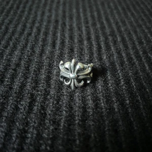 Fleur d’Argent – Silver Fleur de Lis Ring - Ring med klassiskt Fleur de Lis-motiv. Storlek 8, rost- och nickelfri design för komfort och hållbarhet.