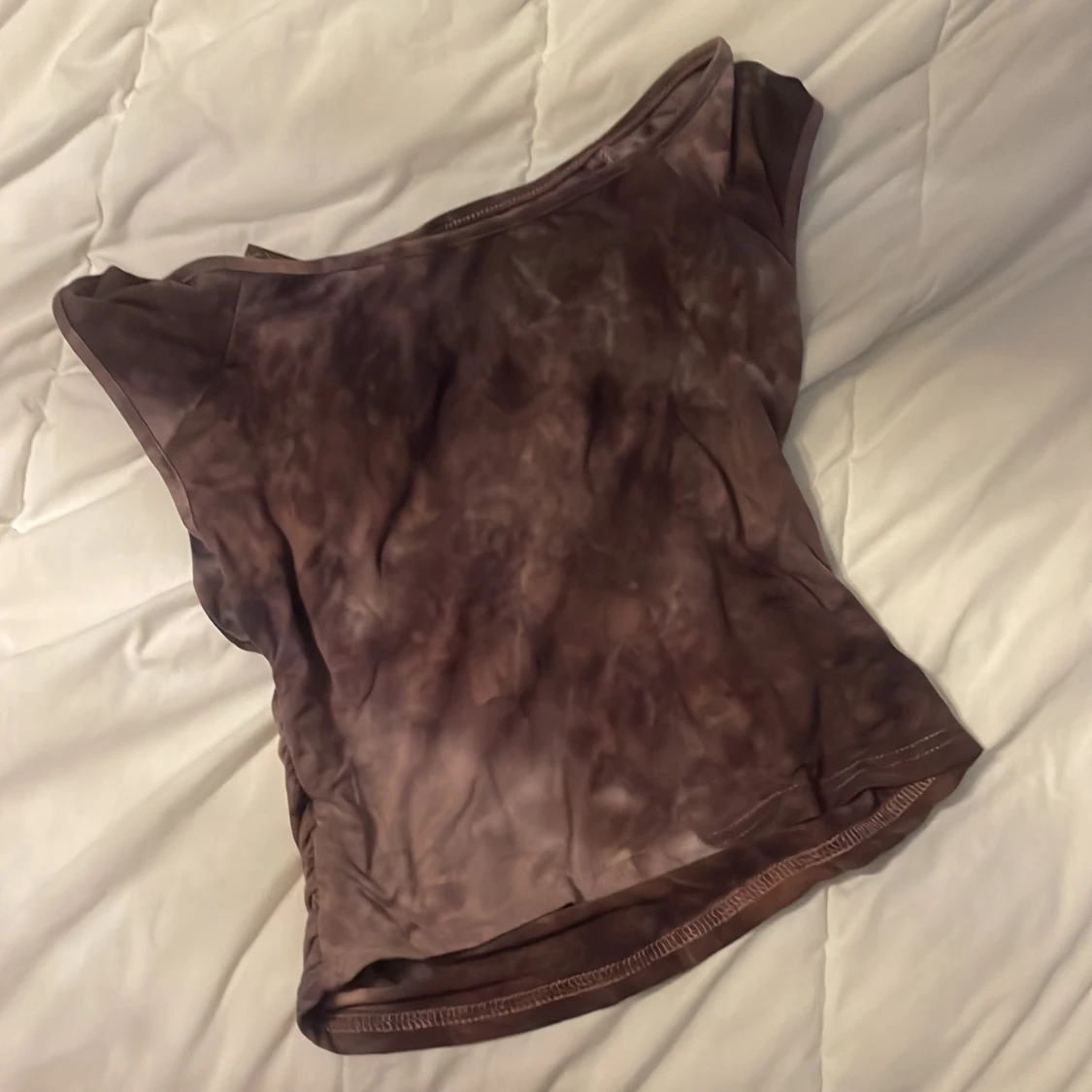 Mörk lila oneshoulder topp med spänne - 2