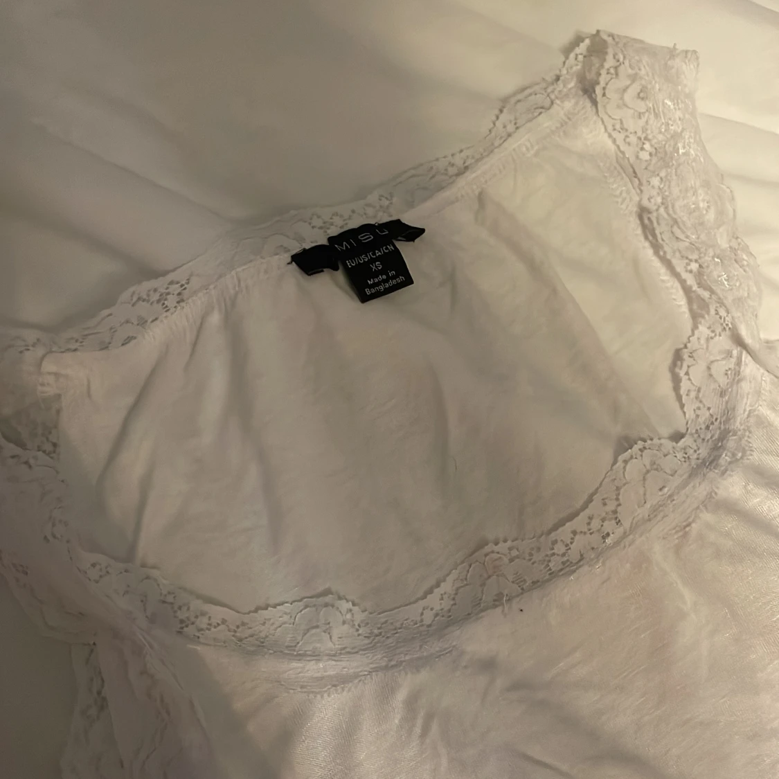 Vit spetskantad linnetopp från MQ - 1