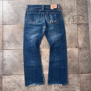 Levi’s 512 - Tjena! Säljer detta feta vintage Levis 512, jeansen är i fint skick och är i storlek w33/l32, hör av dig vid funderingar!💯