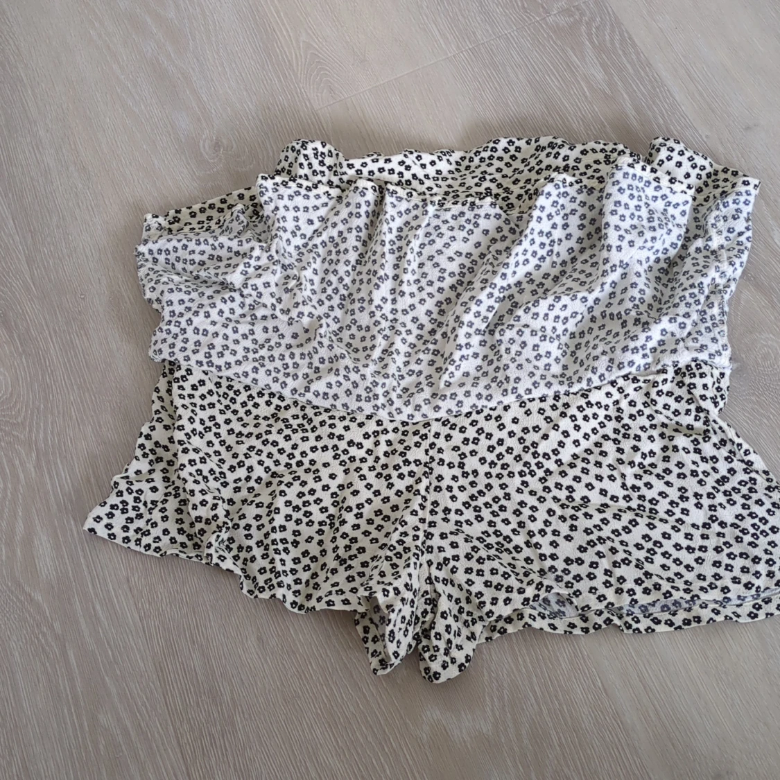 Vit blommig kortkjol från Zara - 1