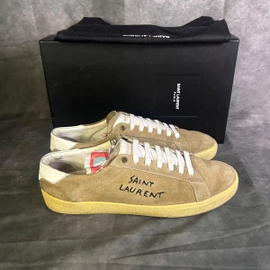 Saint laurent courtclassic sneaker - Mycket fint skick | Size 43 och passar även 44| box och dustbag medföljer |fraktar spårbart inom 24 timmar |  för att köpa klicka ” köp nu” | vid frågor skriv ett meddelande | 