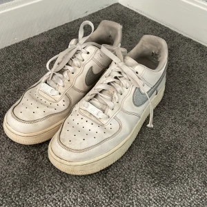 Nike Air Force 1  - Säljer dessa fina nike skorna. Sulorna ska vara lite gulaktiga. Jag har tvättat dem! Dem är i ett ändå bra skick. Dem har ju hål vid hälarna men inget man märker av, även ett hål där under men det gör inte att det kommer in vatten, bara stenar. dem är sköna och gå i och väldigt snygga t alla outfits!!💗💗