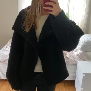 Kappa Gina Tricot - Populär kappa från Gina Tricot! Köptes för två års sen men är fortfarande i fint skick. Hör av er vid frågor!🤗