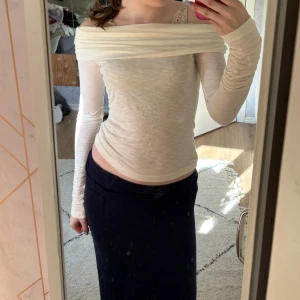 Offshoulder vit topp från Only Trend - Säljer en superfin offshoulder topp från Only Trend i vitt. Tunn och lätt i materialet, långärmad och med snygg draperad kant upptill. Perfekt för dig som gillar en stilren och trendig look. Passar till både jeans och kjol.