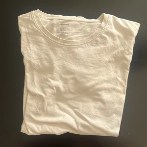 Vit basic t-shirt från Newbody - En klassisk vit t-shirt från Newbody i storlek L. T-shirten är kortärmad med rund halsringning och tillverkad i mjuk bomull. Perfekt för en clean och enkel stil, funkar till allt och är superbekväm.