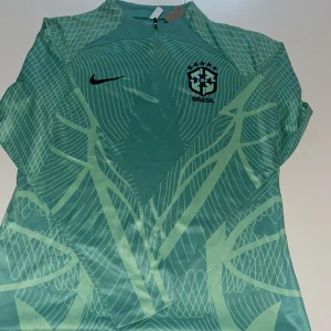 Nike Brasilien träningströja L - Brasilien träningströja storlek L, helt ny,helt oanvänd. Rensar garderobet.