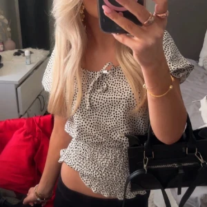 Topp - Fin prickig topp. Storlek S men sitter som XS