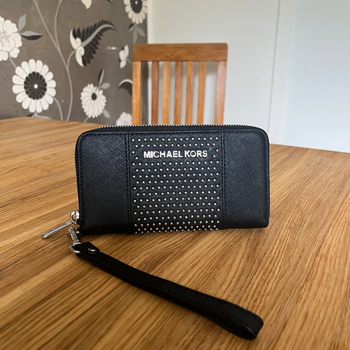 Svart plånbok Michael Kors med nitar - 1