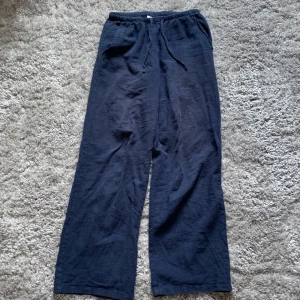 Marinblå linnebyxor från Gina Tricot 146/152 - Mörkblå linnebyxor från Gina Tricot. Säljer pågrund av att de har blivit för korta för mig. 