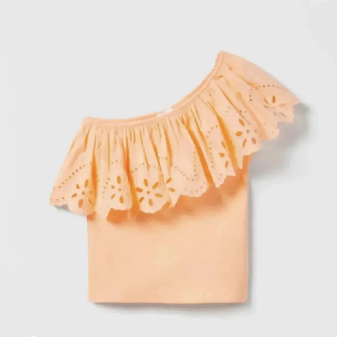 Persikofärgad offshoulder topp med volang - 1