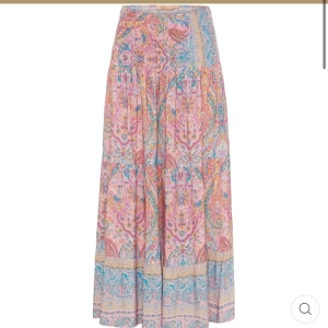 Marta du chateau långkjol - Säljer en superfin långkjol med färgstarkt paisleymönster i rosa, blått och gult. Kjolen har smockad midja som sitter bekvämt och ger en snygg passform. Perfekt för dig som gillar boho-vibe och vill ha något unikt till sommaren! Storleken är one size men skulle säga att den sitter som en S