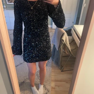 Svart glittrig paljettklänning - Supersnygg svart kortklänning, endast använd en gång 