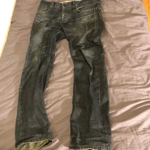Mörkblå jeans från Jack & Jones - Mörkblå jack & Jones jeans loose fit bra skick har andvänt dom några gånger men inga skador 