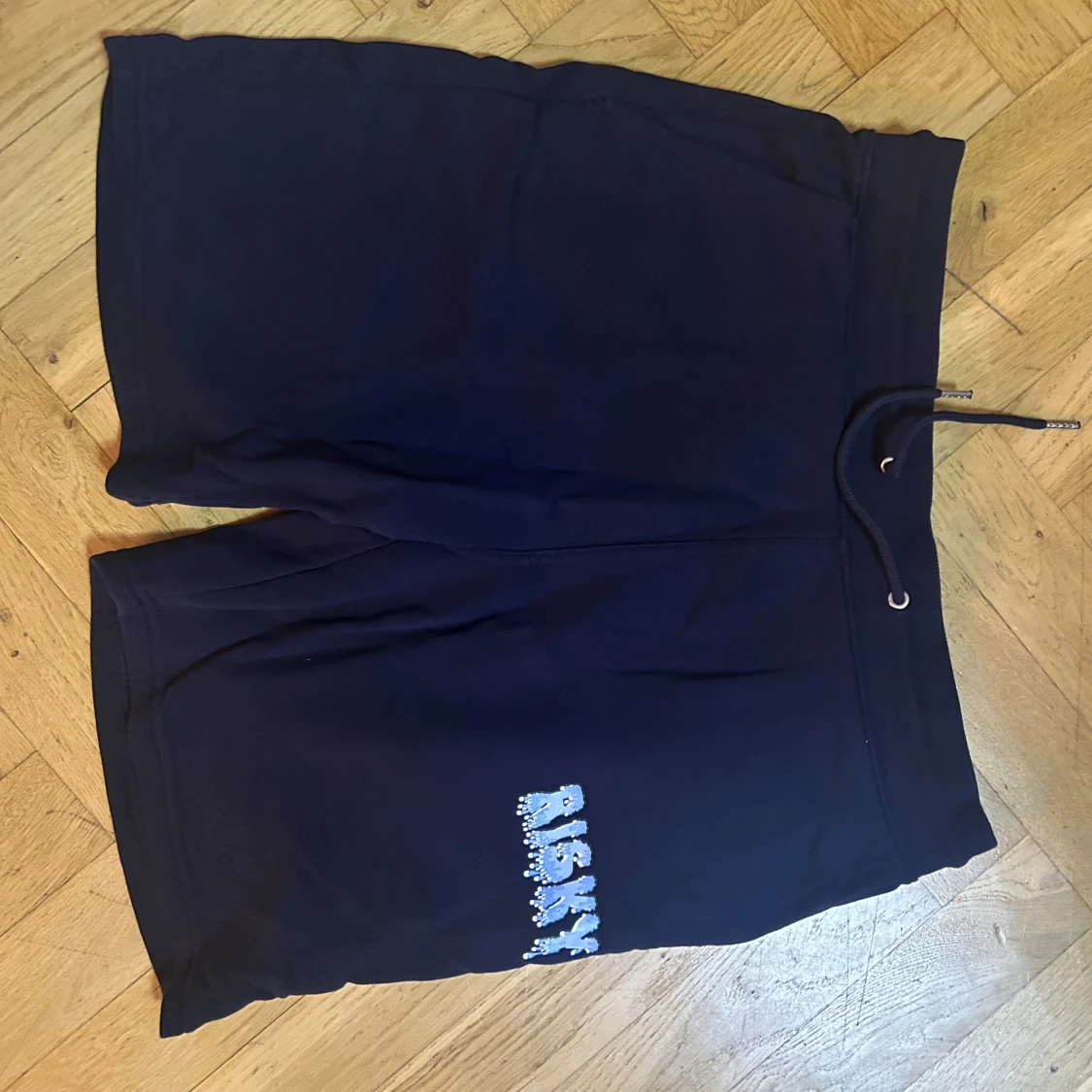Svarta shorts från Risky med tryck