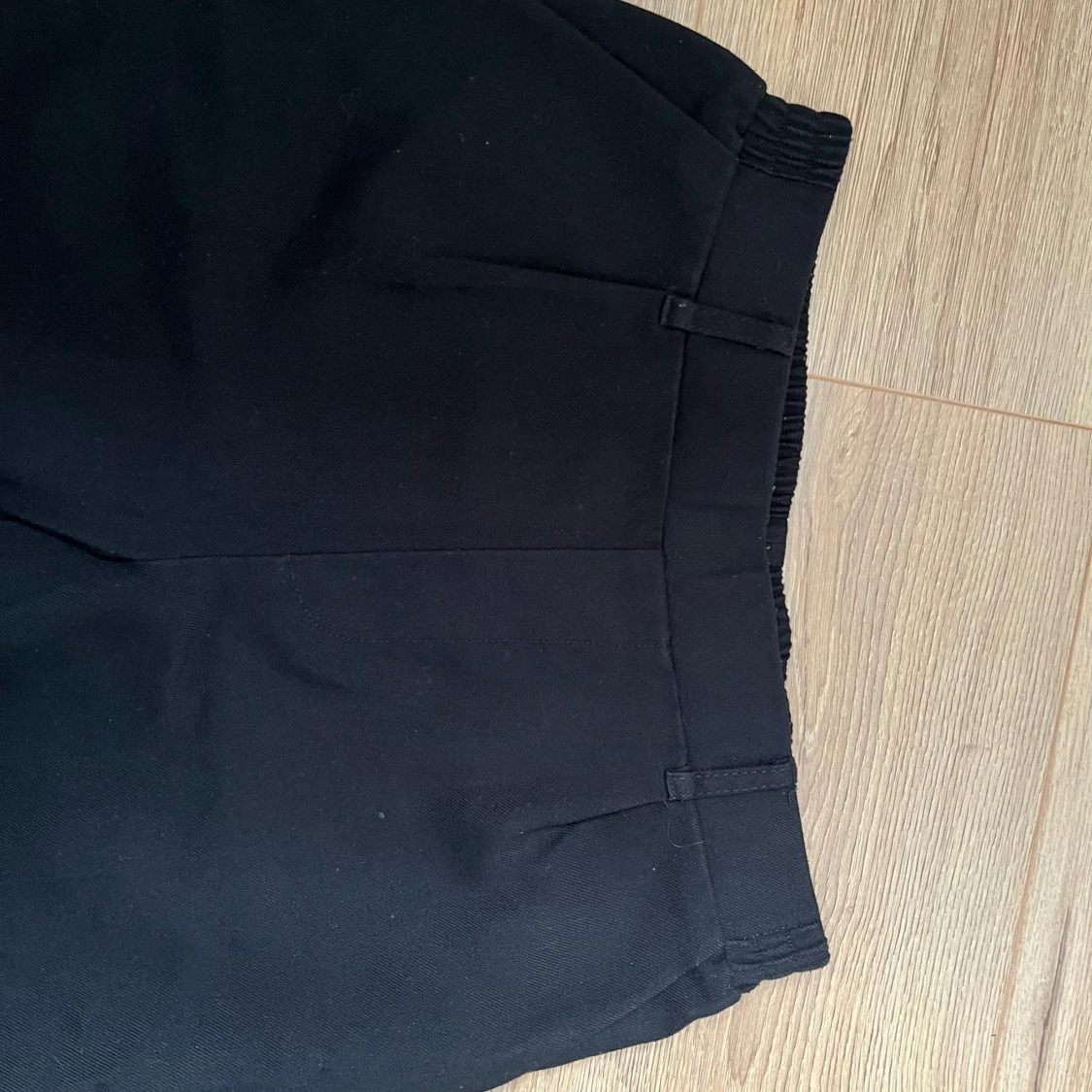 Svarta kostymbyxor med resårmidja - 1