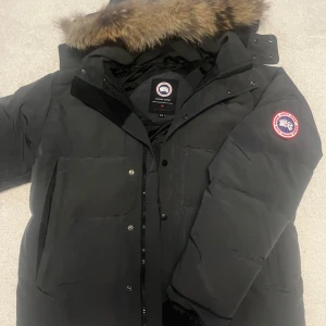 Canada goose wyndham down park St L - Säljer min canadagoose jacka då den inte passar. Storlek är L men kan passa XL också. Skick är 9/10 har tagit bra hand om den och inga fläckar. Köpt i london och kvitto finns så skriv vid någon fundering✅