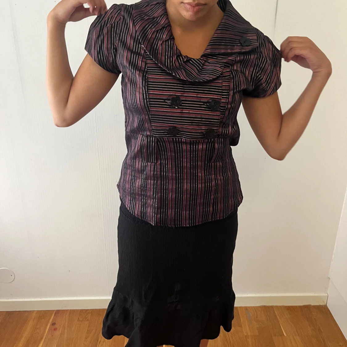 Elegant vintage-inspirerad blus med dubbelknäppning - 2