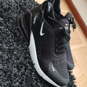 Nike Air Max 270 - Storlek 42 i nyskick!