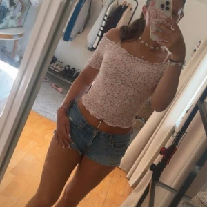 Blommig offshoulder topp från H&M - Den har stretchigt material. Super söt till sommaren!