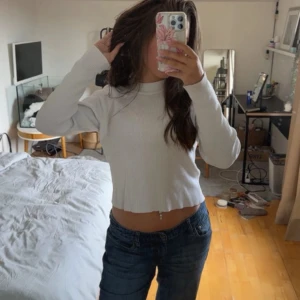 Vit ribbad croppad tröja BikBok - Denna är super skön och så fin! Nästan helt oanvänd.🌺 det är storlek L men jag skulle verkligen säga att den sitter fint som M/S också.