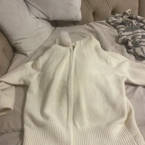 Vit pälsjacka med dragkedja - Hej tjejer. Säljer denna koftan med päls. Köpte den för 5 månader sen och kände inte att den passade mig. Den är helt ny. Hör av er ifall ni vill ha mer bilder på varan